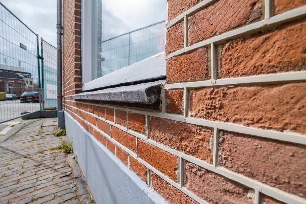 Voegwerken aan een gevel in Assen